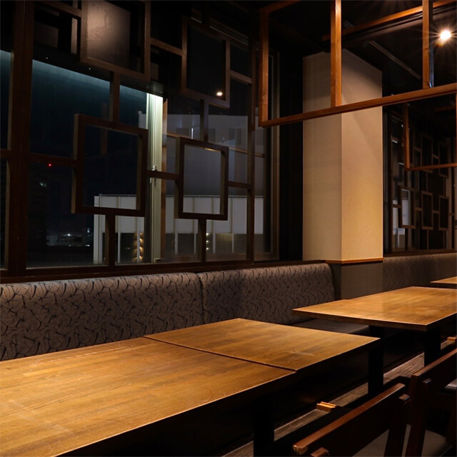 地鶏と土鍋 個室居酒屋 鶏進 姫路駅前店 モダンなテーブル席の写真